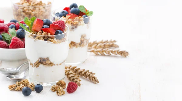 Postre saludable con yogur natural, muesli y bayas —  Fotos de Stock