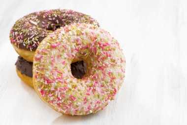 Beyaz ahşap masa, closeup üzerinde sırlı çörek