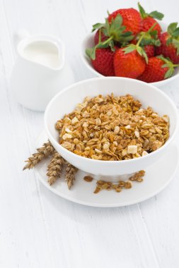 ev yapımı fırında müsli, çilek ve süt, dikey