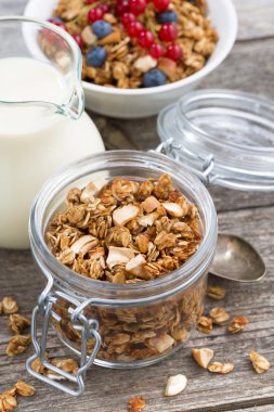 ev yapımı granola, süt ve taze çilek ile jar