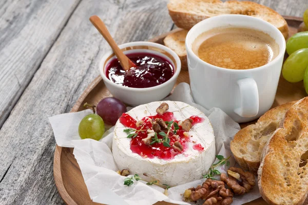Desayuno gourmet-camembert con mermelada de bayas, tostadas, café — Foto de Stock