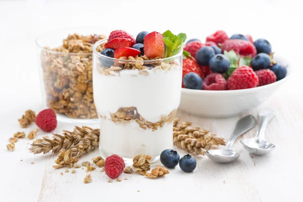 Gesundes Dessert mit Naturjoghurt, Müsli und Beeren — Stockfoto
