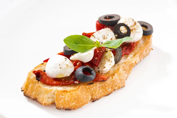 Aperitivo italiano - bruschetta en el plato, primer plano — Foto de Stock