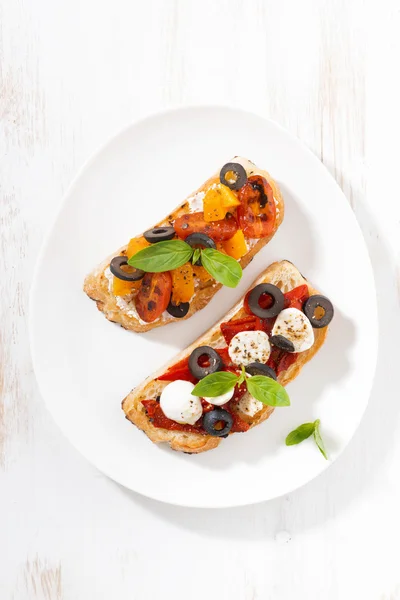 Aperitivo italiano - bruschetta en el plato, vista superior —  Fotos de Stock