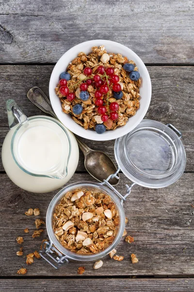 Jar met zelfgemaakte muesli, melk en verse bessen — Stockfoto