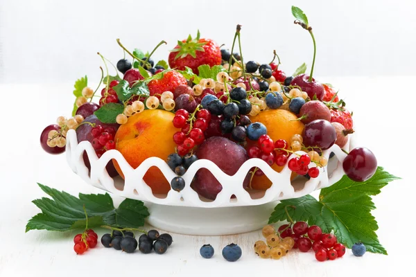 Prato com frutas sazonais e bagas na mesa branca, horizontal — Fotografia de Stock