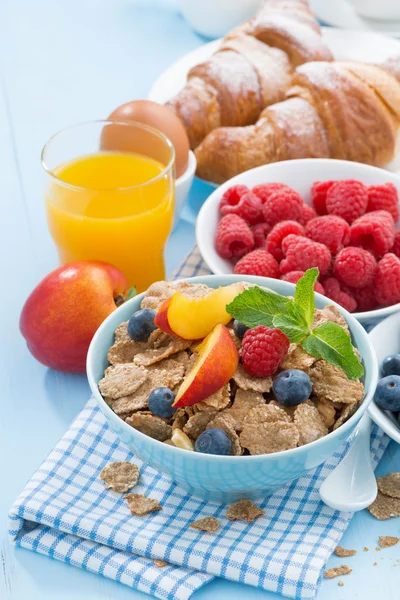 Frukost med fullkorn flingor frukter och bär — Stockfoto