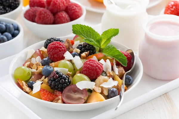 Ovocný salát a různé jogurt, close-up — Stock fotografie