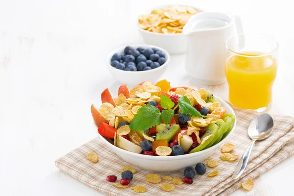 Colazione con insalata di frutta e bacche, succo di frutta e cereali — Foto Stock