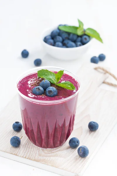 Blaubeer-Milchshake mit Minze und Schokolade, vertikal — Stockfoto