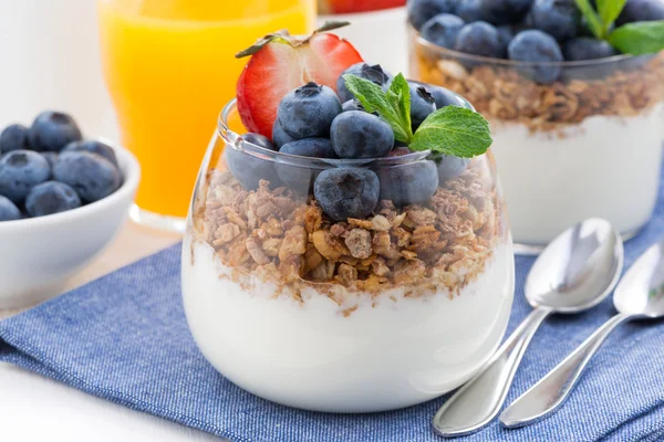 Delicious dessert with cream, fresh berries and muesli, close-up — Stock Photo, Image