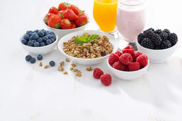 Вкусный и здоровый завтрак на белом фоне — стоковое фото