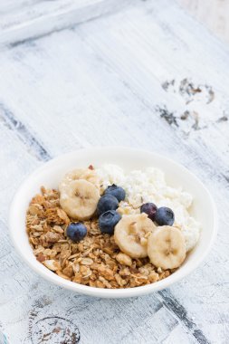 sağlıklı kahvaltı süzme peynir, granola ve taze çilek ile