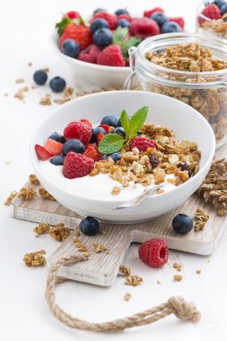 sağlıklı kahvaltı doğal yoğurt, müsli ve taze çilek ile