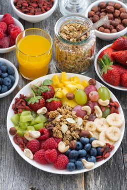 Sağlıklı bir kahvaltı - meyveler, meyve ve müsli için malzemeler