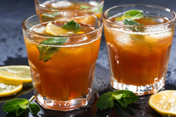 Чай со льдом с мятой и лимоном, крупным планом — стоковое фото