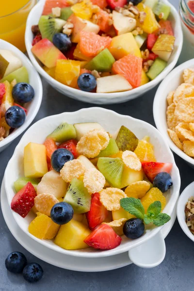 Zdrowe śniadanie z sałatką owocową, pionowe, widok z góry — Zdjęcie stockowe