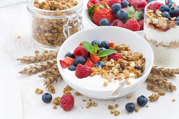 Sağlıklı kahvaltı doğal yoğurt, müsli ve taze çilek ile — Stok fotoğraf