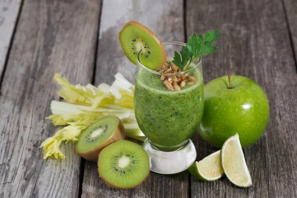 Здоровый фруктовый и овощной коктейль с капустой — стоковое фото