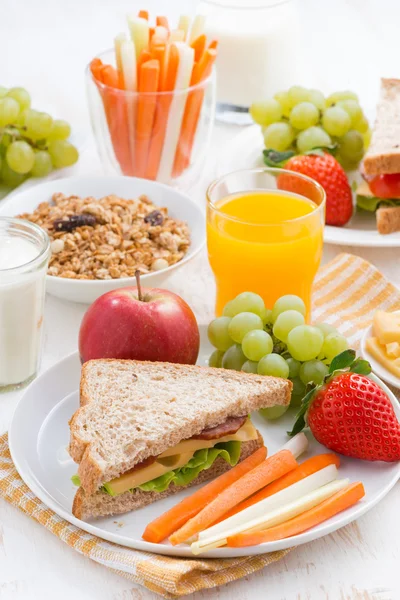 Gesundes Schulfrühstück mit Obst und Gemüse, vertikal — Stockfoto