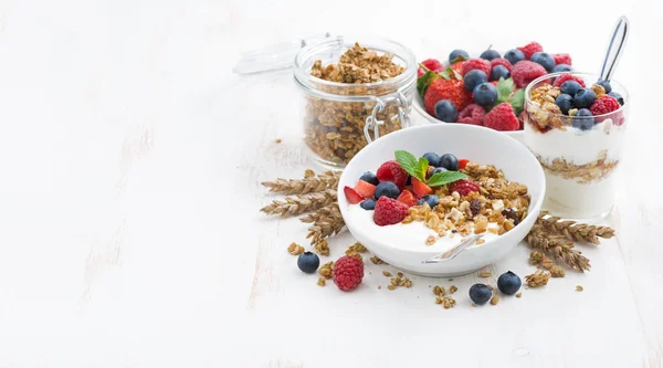 Здоровий сніданок з натуральним йогуртом, мюслі та ягодами — стокове фото