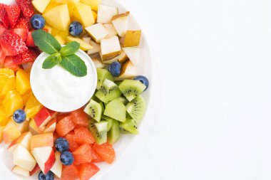 meyve salatası ve plaka üzerinde doğal yoğurt için taze malzemeler