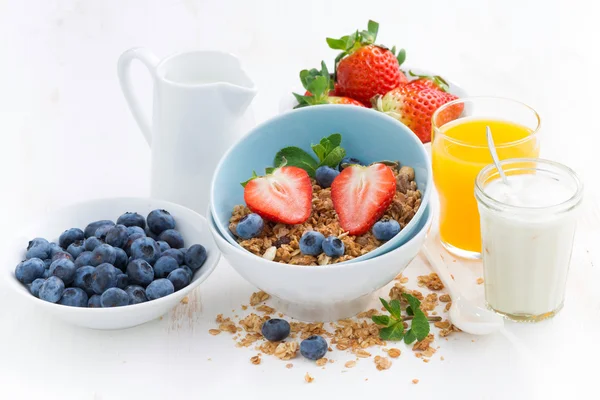 Gesundes Frühstück - Müsli, frische Beeren und Milch — Stockfoto