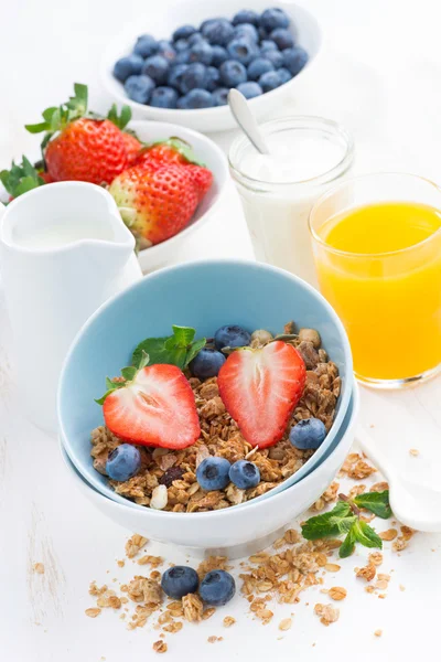 Gezond ontbijt - muesli, verse bessen, jus d'orange — Stockfoto