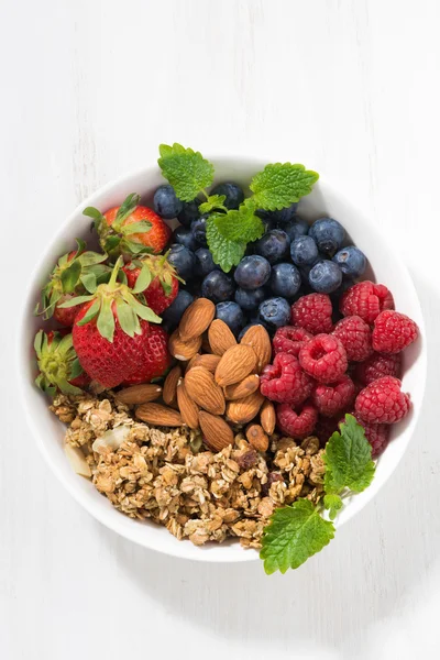 Tazón de desayuno con bayas frescas, granola y almendras, vista superior —  Fotos de Stock