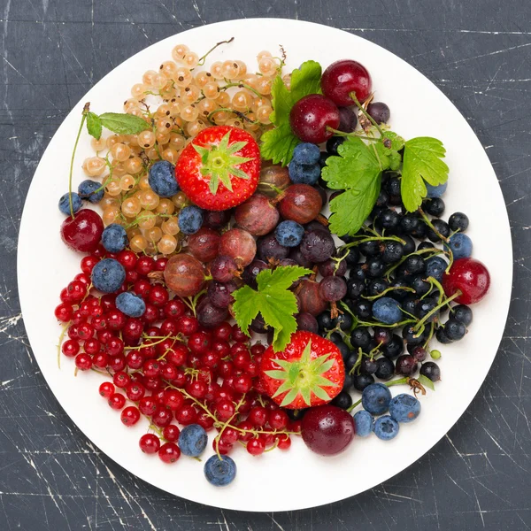 Gartenbeeren auf einem Teller, Draufsicht — Stockfoto