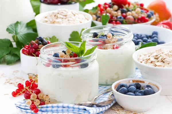 Joghurt mit frischen Beeren und Frühstücksgerichten — Stockfoto