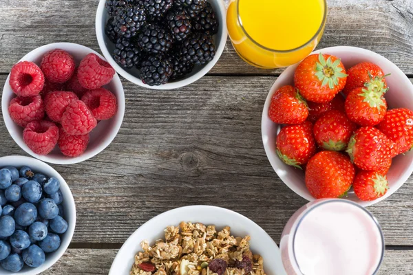 Здоровый завтрак с ягодами на деревянном фоне, крупным планом — стоковое фото