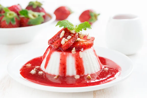 Vanilla panna cotta with strawberry sauce and nuts, horizontal — Stock Photo, Image