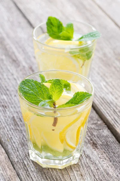 Освежающий мятный лимонад в стаканах — стоковое фото