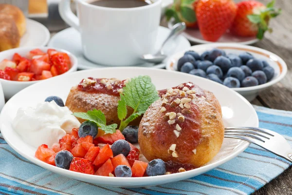 Sweet cheese pancakes with berries and cream on a plate — Stock Photo, Image