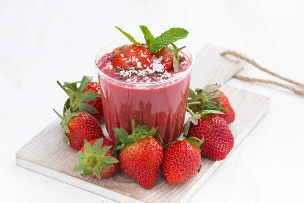 Strawberry milkshake in a glass — Stock Photo, Image