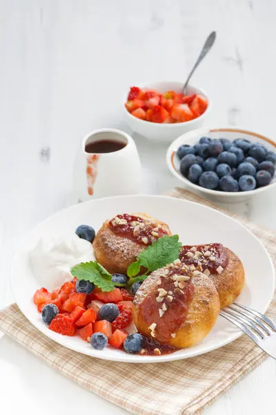 Sweet cheese pancakes with fresh berries and cream, vertical — Stock Photo, Image