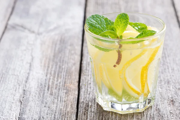 Uppfriskande mint lemonad på trä bakgrund, närbild — Stockfoto