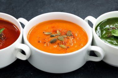 siyah bir zemin üzerine taze sebze çorbası çeşitleri