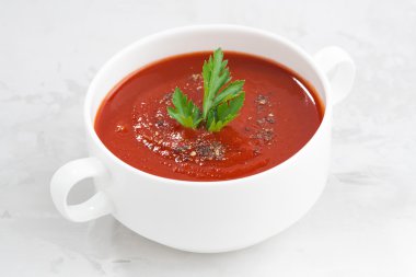 Beyaz bir arka plan üzerinde renkli domates çorbası