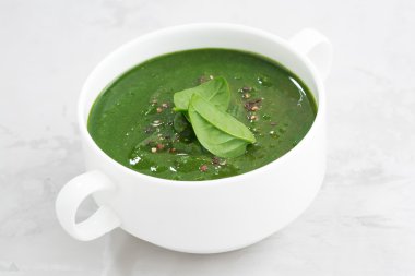 Beyaz bir arka plan üzerinde renkli ıspanak krem çorbası