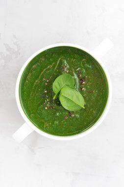 renkli ıspanak krem çorbası beyaz bir arka planda Üstten Görünüm