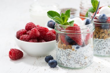 Chia, çilek ve yulaf gevreği, closeup bir kavanoza Servis Kahvaltı