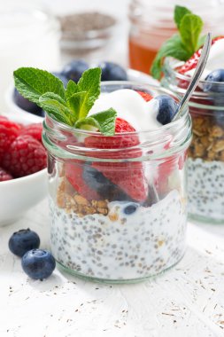 Chia, çilek ve yulaf gevreği, dikey bir kavanoza Servis Kahvaltı