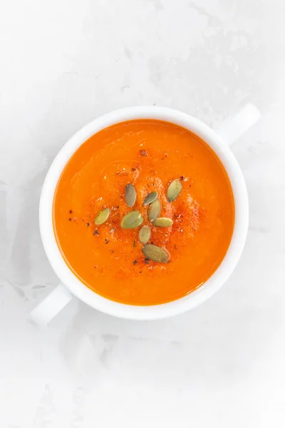Красочный суп с тыквенным кремом на белом фоне, вид сверху — стоковое фото