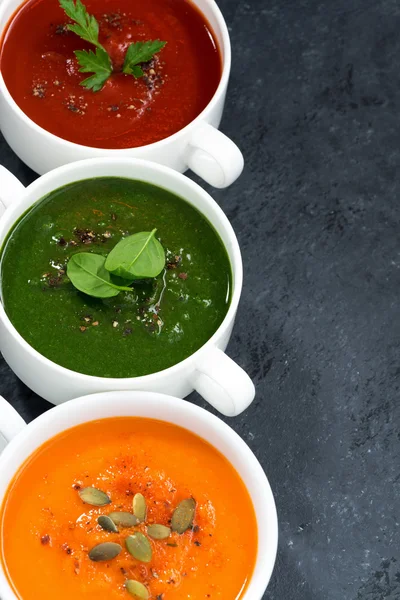 Асортимент свіжого овочевого супу на чорному тлі — стокове фото