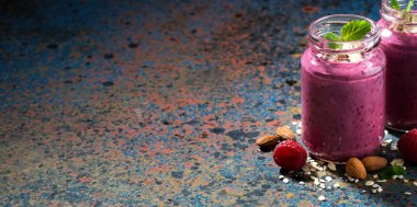 sağlıklı berry güler yüzlü ve koyu mavi arka plan