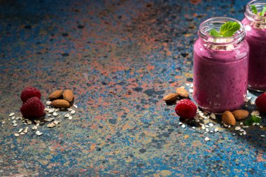 sağlıklı berry güler yüzlü bir şişe ve koyu arka plan