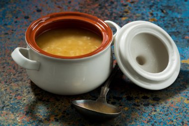 karanlık bir arka planda, closeup mercimek çorbası pot