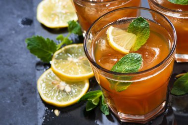 serinletici buzlu çay nane ve limon, üstten görünüm portre ile
